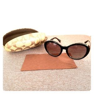 Coach Lindsay Sunglasses in Black/Tokyo Tortoise